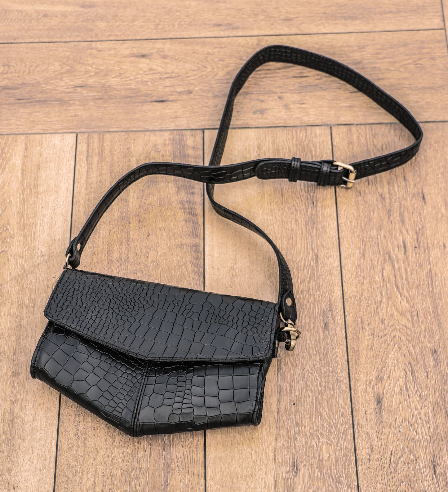 Chic Elegance: Black Deep Croco Leather Crossbody Bag. Art: BG-1602 Pack of 25
