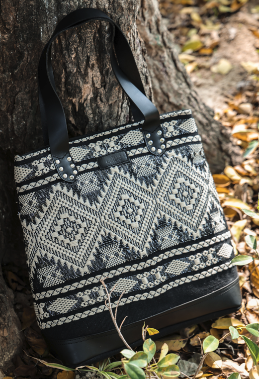 "Chic Simplicity: Your Essential Tote Bag for Everyday Style." Art: BG-1751 Pack of 25